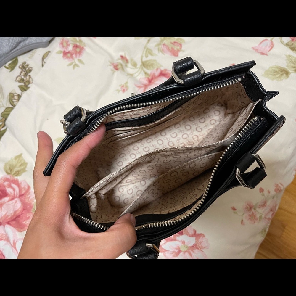 Guess Hand Purse (small) - Picture 3 of 4
